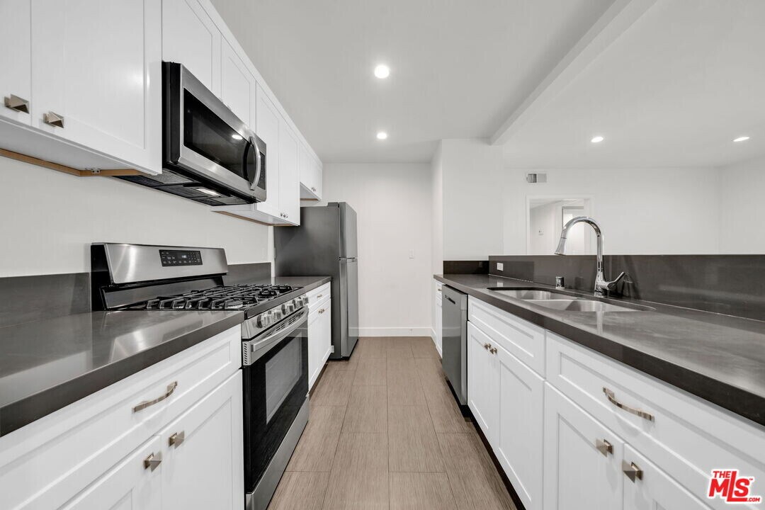 7453 Haskell Ave in Los Angeles, CA - Building Photo
