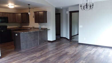 3145 N Hastings Way-Unit -3145 in Eau Claire, WI - Foto de edificio - Building Photo