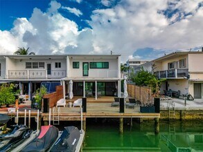 830 Raymond St in Miami, FL - Building Photo - Building Photo