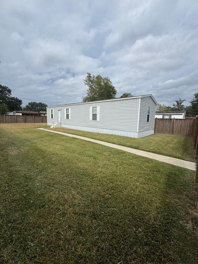 5695 Indian Trl in Beaumont, TX - Building Photo - Building Photo