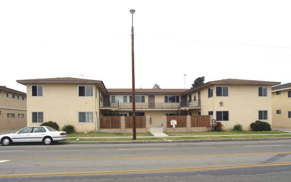 2425 W 182nd St in Torrance, CA - Foto de edificio