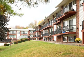 Windsor Court Apartments in New Paltz, NY - Building Photo - Building Photo