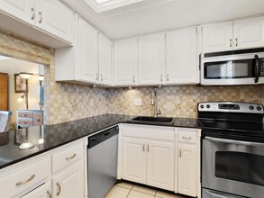 600 Sutton Pl, Unit 201 in Longboat Key, FL - Building Photo - Building Photo