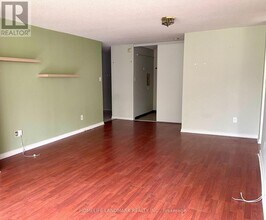 326-326 Major Mackenzie Dr E in Richmond Hill, ON - Building Photo - Building Photo