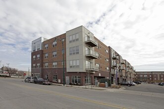 Six Points in West Allis, WI - Foto de edificio - Building Photo
