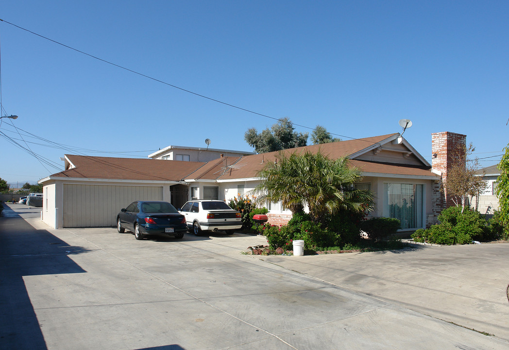 3735 Almond Dr in Oxnard, CA - Foto de edificio