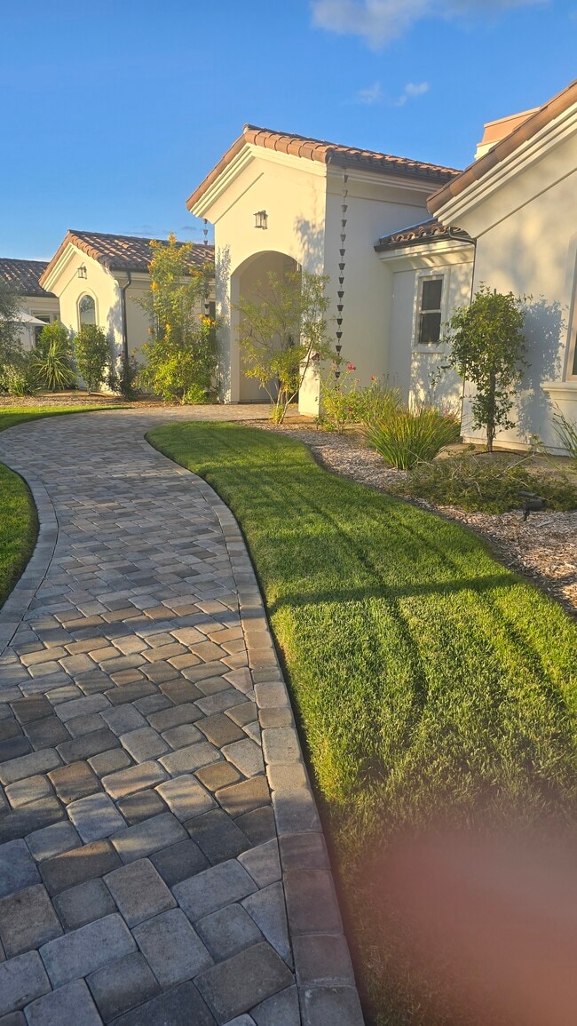 5748 Lake Vista Dr in Bonsall, CA - Foto de edificio - Building Photo