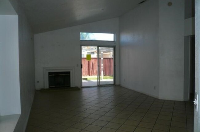 15570 Madalena Cir in Fontana, CA - Building Photo - Building Photo