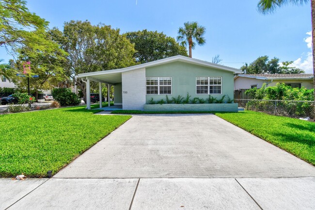700 Park Pl in West Palm Beach, FL - Building Photo - Building Photo