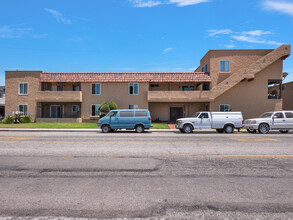 1200 N H St in Oxnard, CA - Foto de edificio - Building Photo