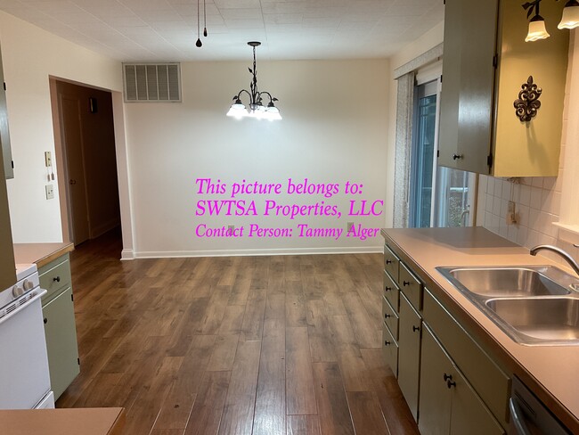 929 Wood Street in Mt Vernon, MO - Foto de edificio - Building Photo