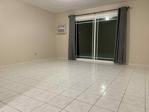 4109 W 5th St, Unit V4 in Santa Ana, CA - Building Photo - Building Photo