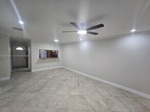 5151 W Oakland Park Blvd in Lauderdale Lakes, FL - Foto de edificio - Building Photo