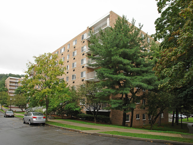 Halston House in Tarrytown, NY - Foto de edificio - Building Photo