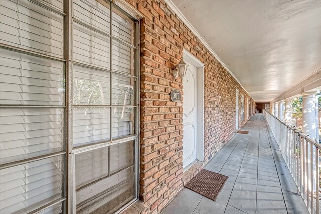 2201 Fountain View Dr in Houston, TX - Building Photo - Building Photo