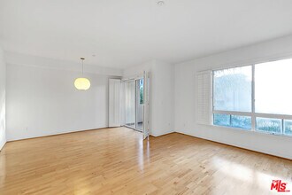 320 S Willaman Dr-Unit -301 in Los Angeles, CA - Building Photo - Building Photo