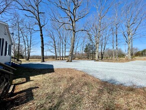 1074 Wisecarver Rd in Rustburg, VA - Foto de edificio - Building Photo