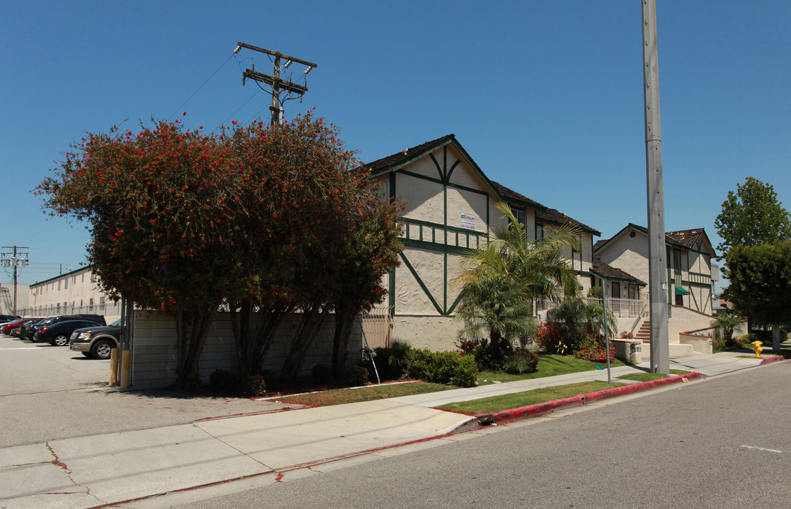 Eucalyptus Villas in Hawthorne, CA - Building Photo