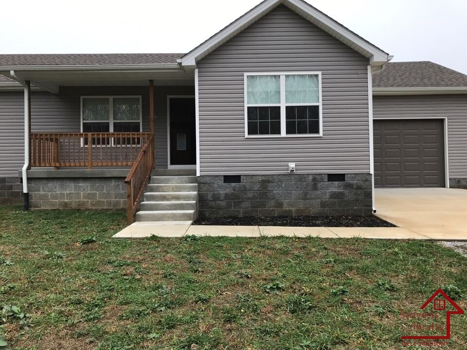 811 Comer Rd in Morrison, TN - Building Photo