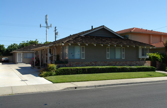 2447 Anna Dr in Santa Clara, CA - Foto de edificio - Building Photo