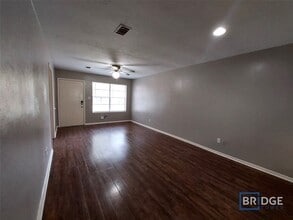 1611 Hazelwood St in Conroe, TX - Foto de edificio - Building Photo
