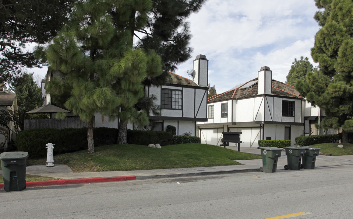 1955 Anaheim Ave in Costa Mesa, CA - Foto de edificio