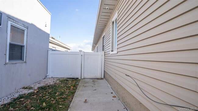 4001 Broadway in Island Park, NY - Building Photo - Building Photo