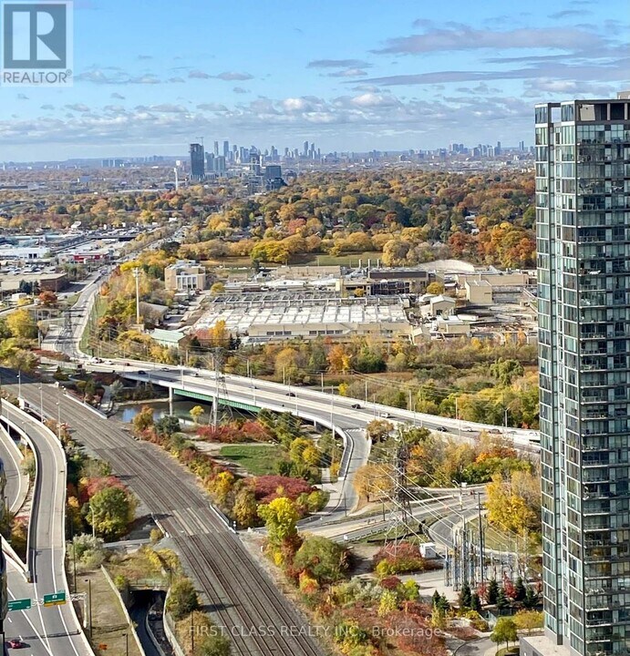 1926-1926 Lake Shore Blvd W in Toronto, ON - Building Photo