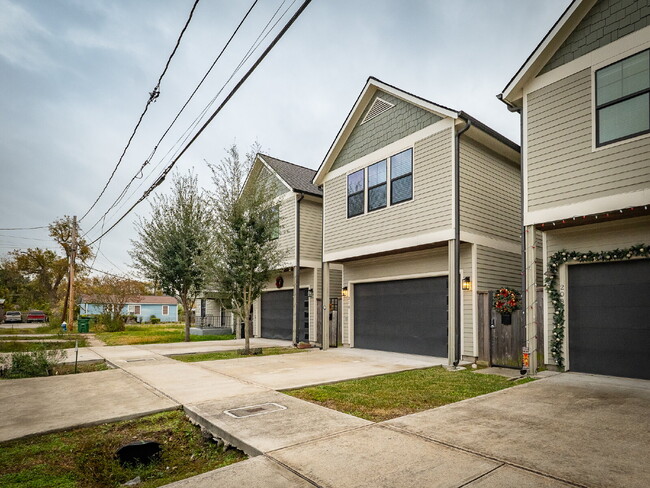 210 E 32nd St in Houston, TX - Building Photo - Building Photo