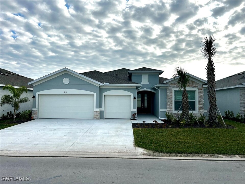 9291 Aqua Overlook Ct in Lehigh Acres, FL - Building Photo