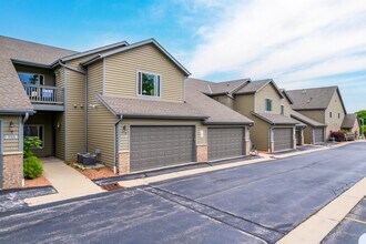 Lake Park Reserve in St. Francis, WI - Foto de edificio - Building Photo