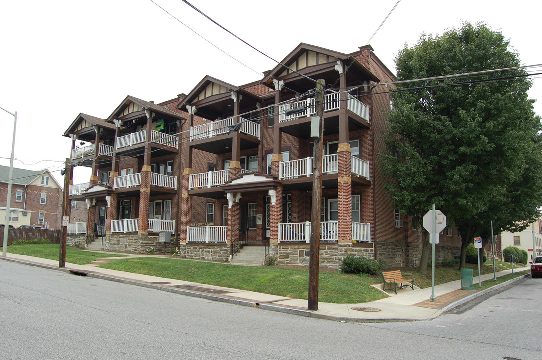 Athens Court in Ardmore, PA - Foto de edificio