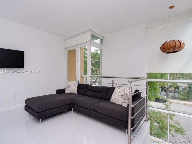 8041 Harding Ave, Unit 101 in Miami Beach, FL - Building Photo - Building Photo