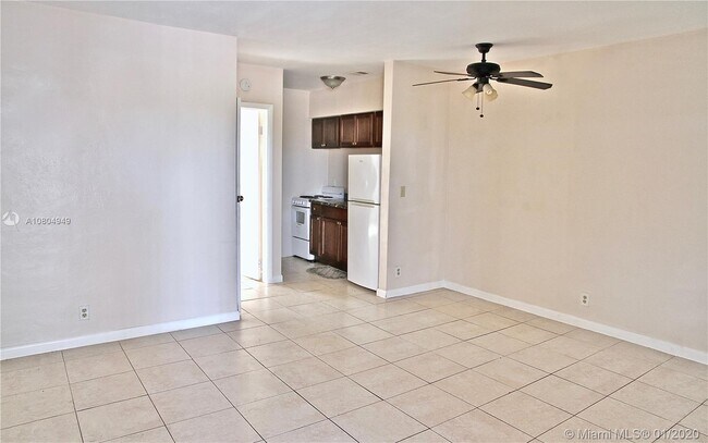 417 NW 2nd Ave-Unit -14 in Hallandale Beach, FL - Foto de edificio - Building Photo