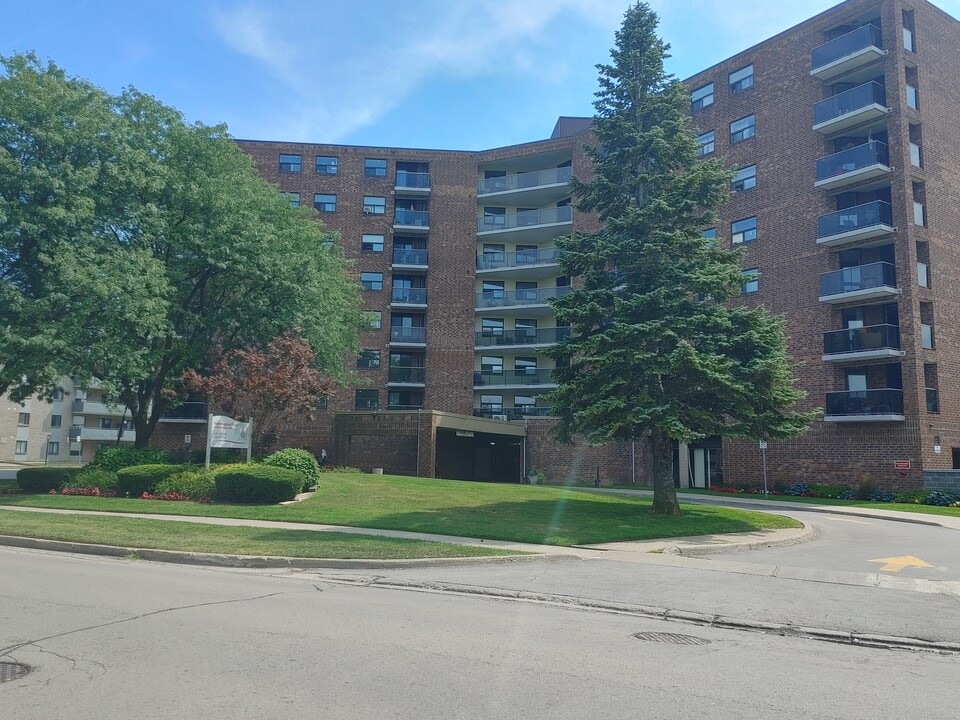 64 Roehampton Av in St Catharines, ON - Building Photo