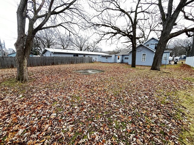 1220 Garfield Ave in Altoona, WI - Foto de edificio - Building Photo