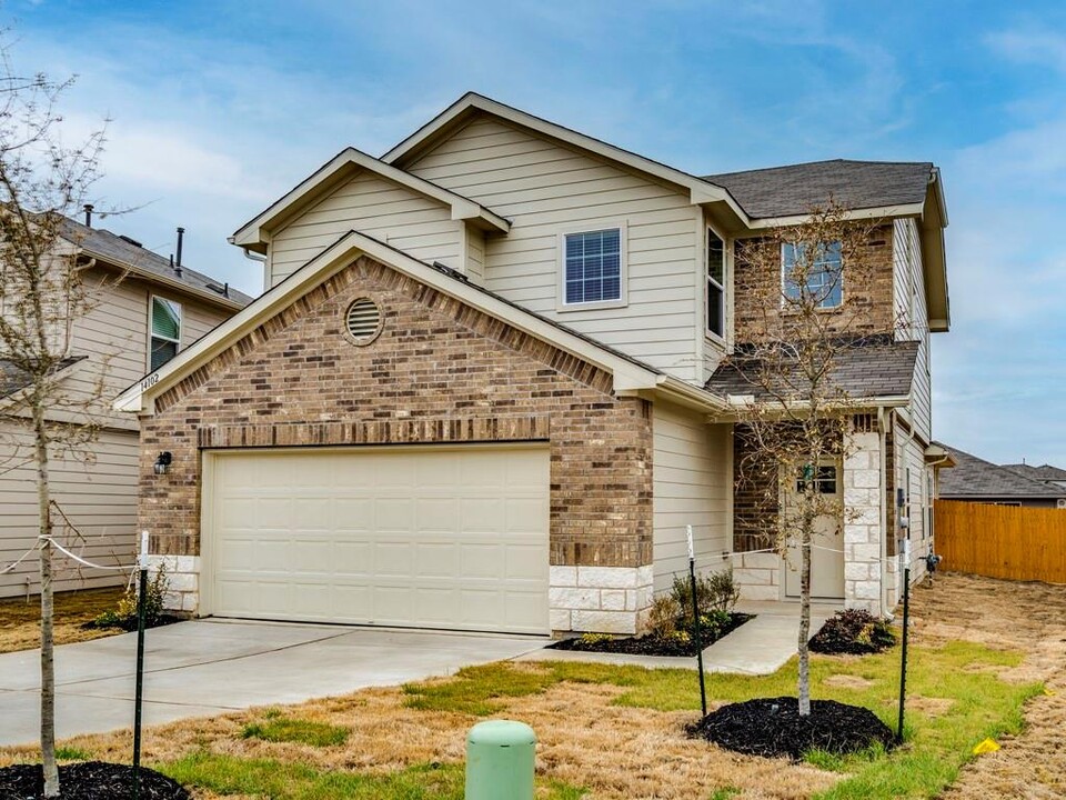 14102 Macquarie Dr in Pflugerville, TX - Foto de edificio