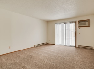 Pine Pointe Apartments in Fargo, ND - Building Photo - Building Photo