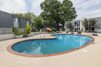 De Soto Park Apartments in Little Rock, AR - Foto de edificio - Building Photo