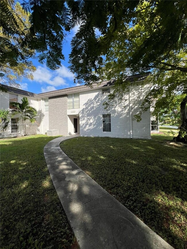 10357 N Kendall Dr in Miami, FL - Building Photo - Building Photo