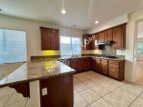 27912 Mariposa St in Santa Clarita, CA - Building Photo - Building Photo