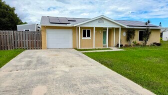 2209 SE East Dunbrooke Cir in Port St. Lucie, FL - Building Photo