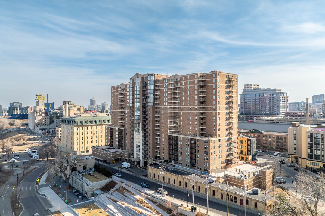 River West Apartments in Minneapolis, MN - Building Photo