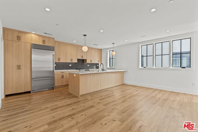 14535 Killion St, Unit 204 in Los Angeles, CA - Foto de edificio - Building Photo