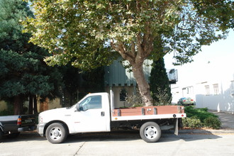 1039 N Idaho St in San Mateo, CA - Foto de edificio - Building Photo