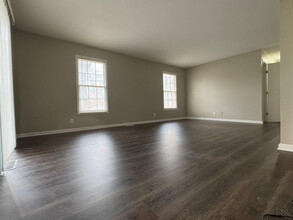 26 Trenton Sq, Unit 43 in Euclid, OH - Foto de edificio - Building Photo