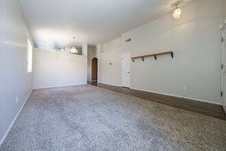 8070 N Wild Aster Way in Tucson, AZ - Building Photo - Building Photo