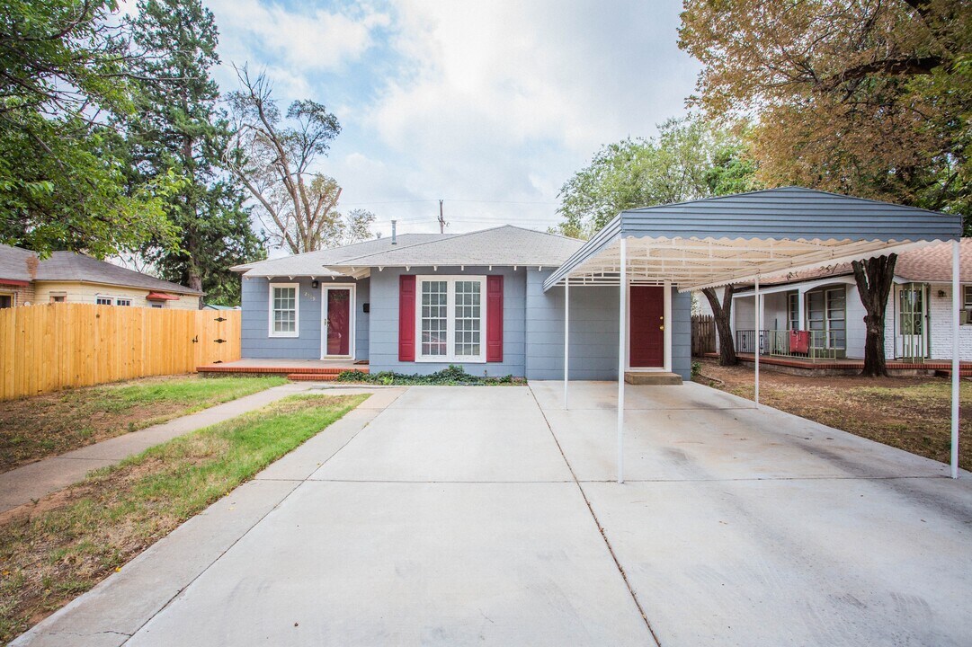2319 21st St in Lubbock, TX - Building Photo