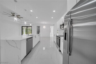 708 Poinsettia Ave in Lehigh Acres, FL - Foto de edificio - Building Photo