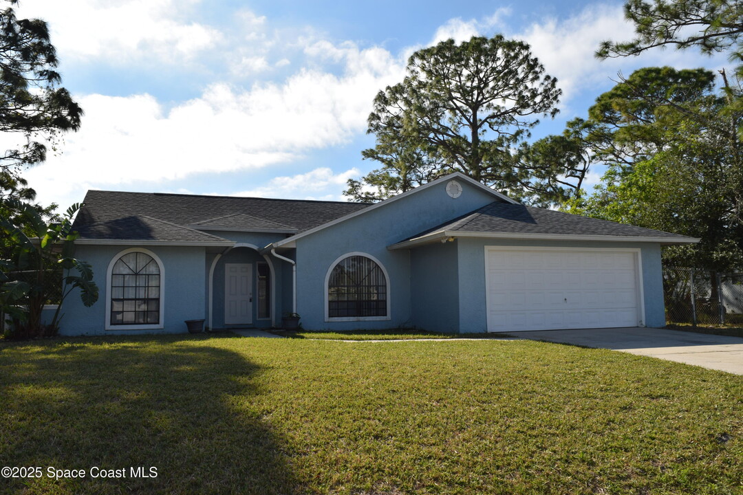 1250 Helliwell St NW in Palm Bay, FL - Building Photo